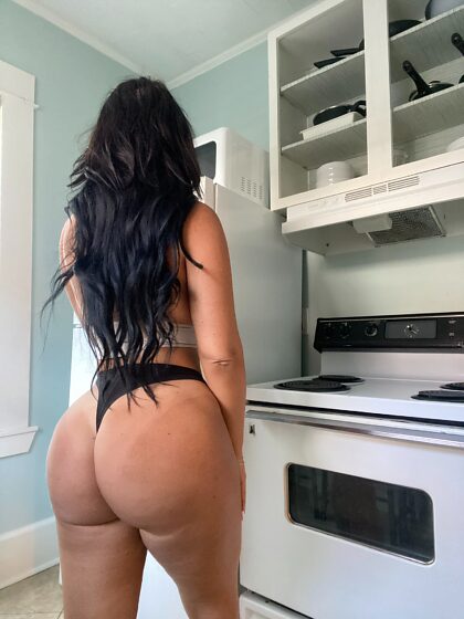 Не могли бы вы отшлепать меня, пока я готовлю вам еду?
