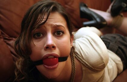 The number of posters wearing the cheapest ball gag they got off Amazon just so they can advertise their onlyfans is pissing me off. At least wear it properly! This is how a ball gag works: it goes *inside* the mouth. Not in front of your teeth.