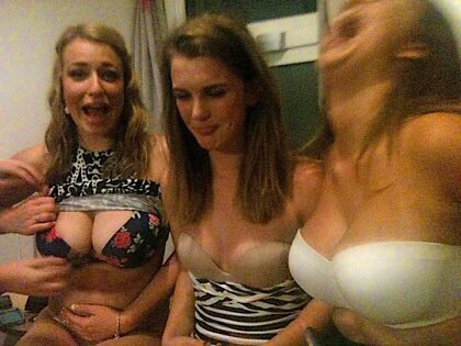 Chicas malabaristas riéndose de su amiga tetona en el medio
