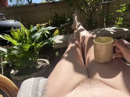 Kawa na moim patio tylko czeka, aż ktoś wpadnie