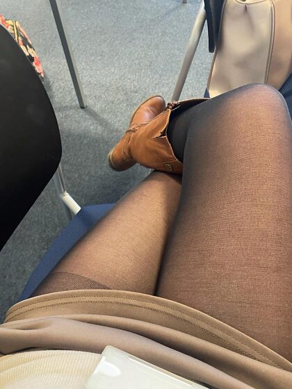 Ich bin heute im Unterricht. Röckchen, Strumpfhose und Stiefel.