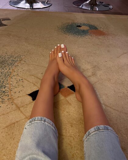 Белые пальцы ног и джинсы