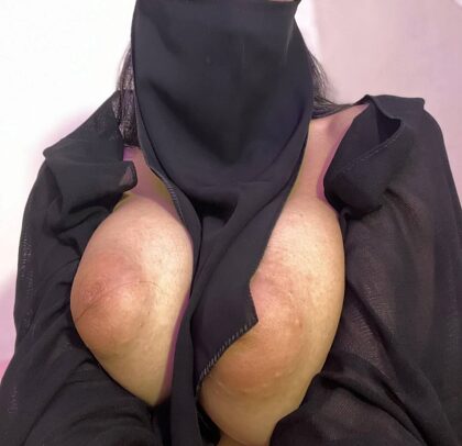 to właśnie muzułmańskie kobiety chowają pod hidżabem