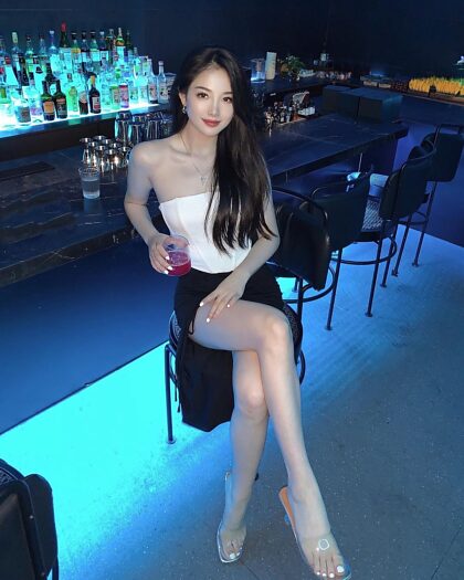 Menina do bar com pernas compridas