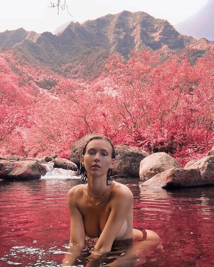 Bañándose en el lago rosa
