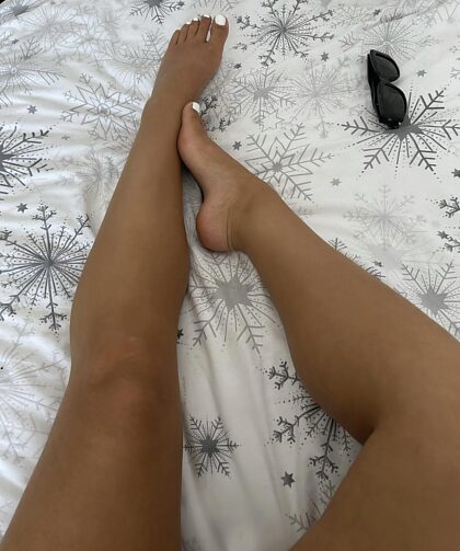 Dedos de los pies blancos y piel bronceada