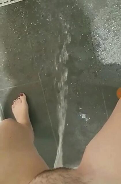 Öffentliche Dusche im Schwimmbad ...  Meinen Busch sieht man selten