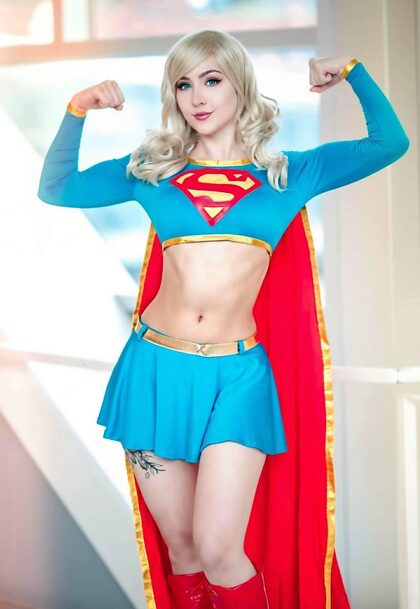 Supergirl Cosplay von @luxlocosplay