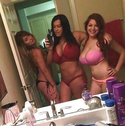 Escondiendo sus cositas durante la selfie en el espejo