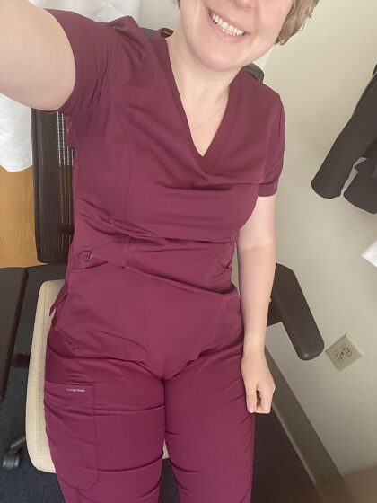 Ich wollte euch allen nur meinen echten Cameltoe zeigen, den meine Patienten den ganzen Tag sehen ❤️