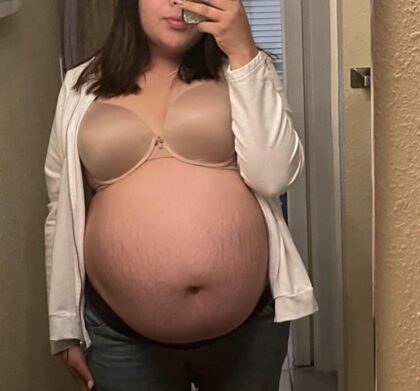Adoro estar grávida e ter que carregar uma barriga grande e inchada