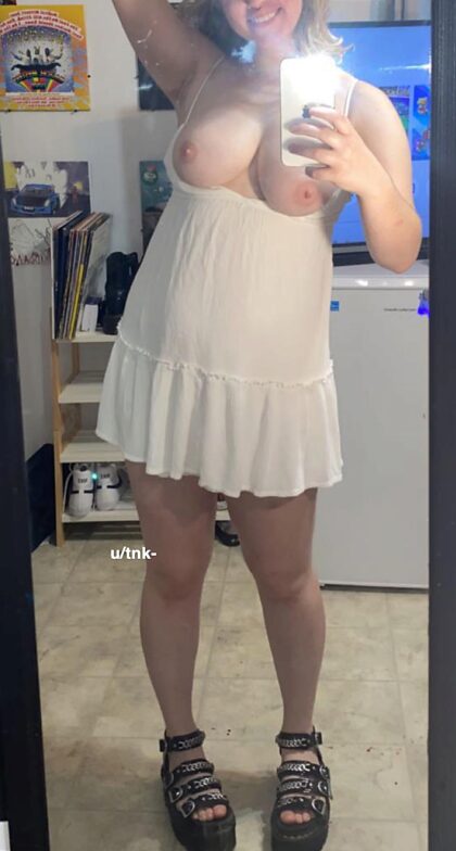 Mała biała sukienka