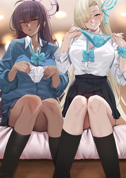 Karin e Asuna apresentando suas calças
