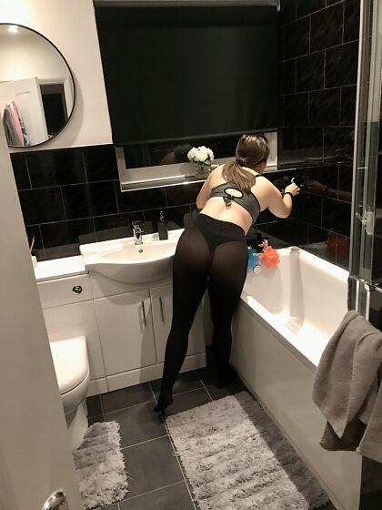Жена моет ванну