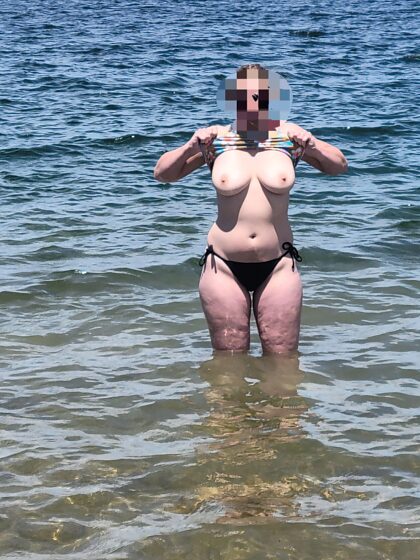Кому-нибудь нравятся непослушные мамочки на пляже?
