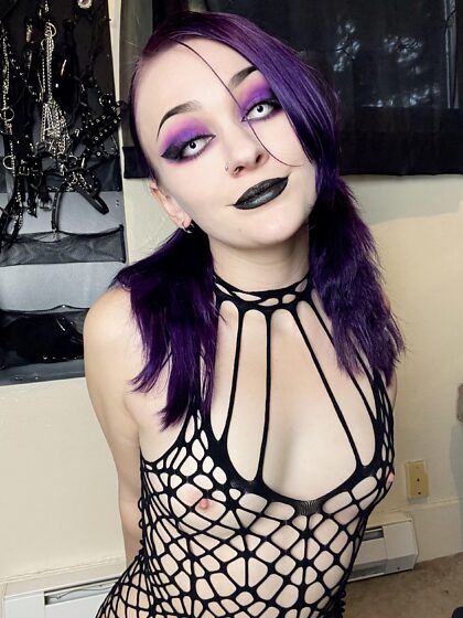 You say you like goth girls but would you fuck me with my contacts in?