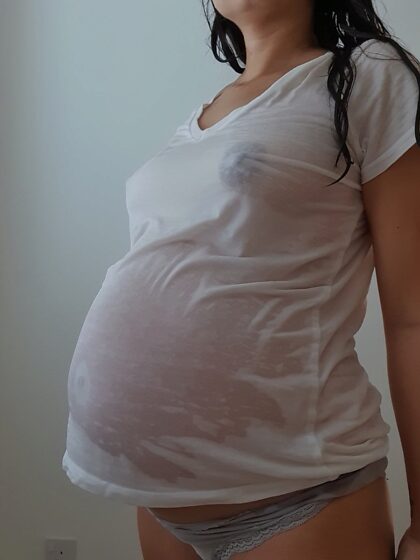 Ainda posso ganhar uma competição de camisetas molhadas com esta gravidez?