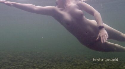 Unterwasser nackt