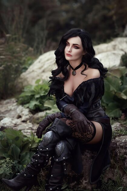 Sophie Katssby nel ruolo di Yennefer
