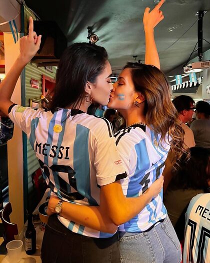 アルゼンチン WC の勝利を祝う少女たち
