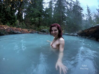 在神奇的乳蓝色温泉中赤身裸体的头晕仙女