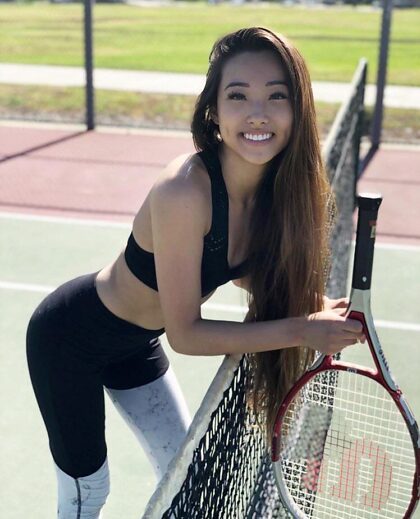 可爱的亚洲女孩打网球