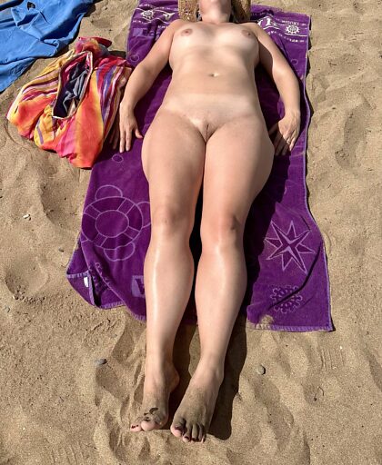 47-летняя мама двоих детей на пляже. Я думаю, что она великолепна