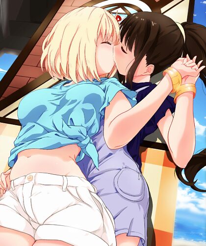 Chisato en Takina delen een hartstochtelijke kus