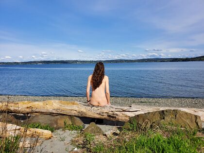 天気の良い日、水辺を見つめる妻。