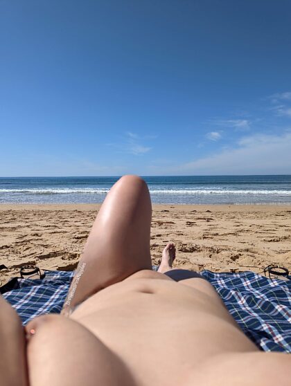 Ik hou van het naaktstrand, maar ik wou dat er meer vrouwen waren om van elkaar te genieten