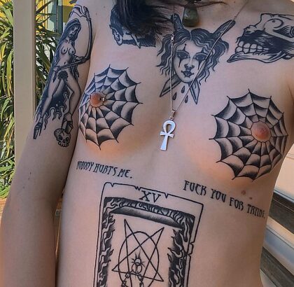 votre petite copine goth tatouée