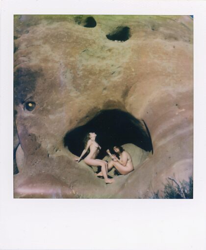 Zdjęcie polaroidowe przedstawiające mnie i moją przyjaciółkę w górach Malibu