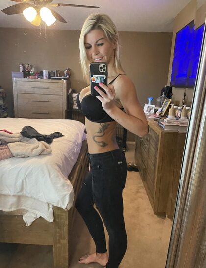 Juste une femme de 39 ans essayant d'être sexy en jean !