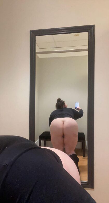 A girl can wish to be fucked in the fitting room 