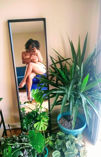 Juste nue dans mes plantes