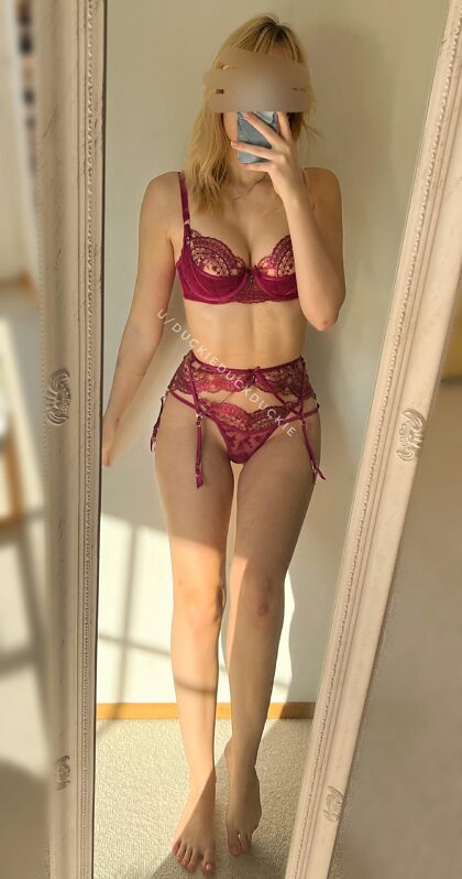 Bordeaux is one of the prettiest colours for lingerie, don’t you agree? 