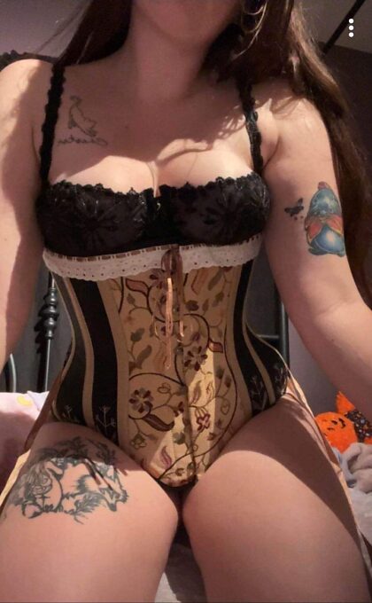Another corset to admire if you like them too :)