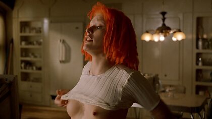 Milla Jovovichs Brüste in „Das fünfte Element“.