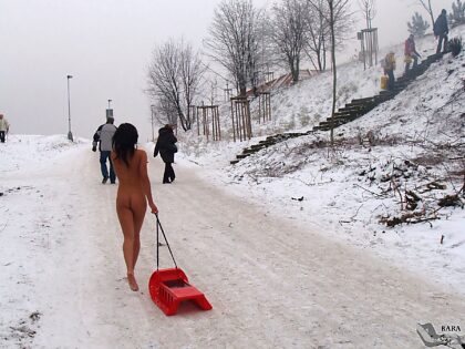 Schnee und ein nacktes Mädchen
