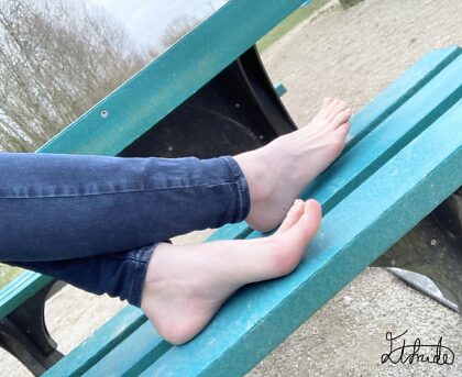 公園で私の足をむき出しにして、見てくれますか?