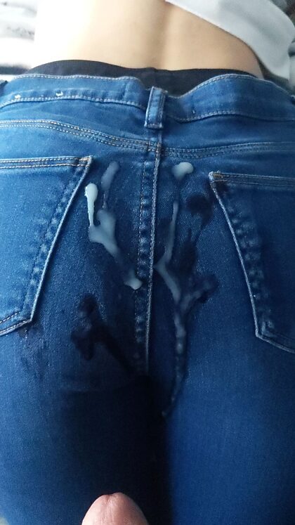 Оставил еще одну порцию спермы на ее джинсах