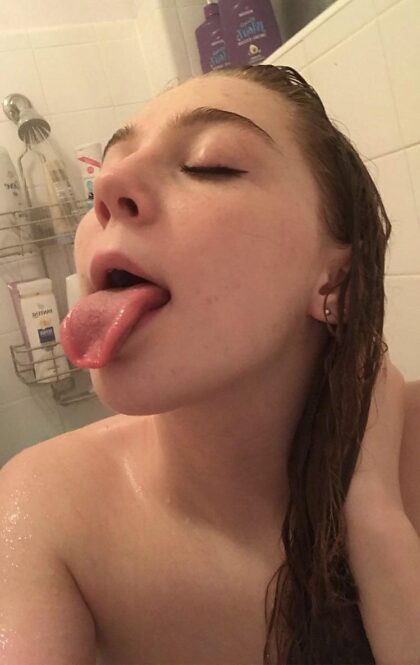 POV: Du betrittst mich unter der Dusche und ich bitte um dein Sperma auf meinem Gesicht