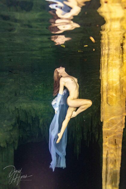 Zwemmen naar een stalactiet