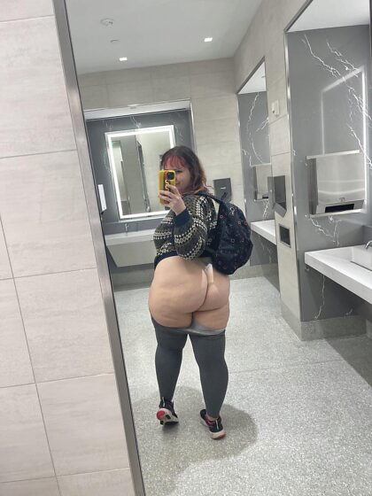 Quick pic of my 200 pound ass on college campus 