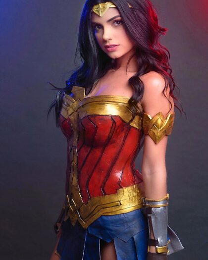 giocatrice kamico nei panni di Wonder Woman