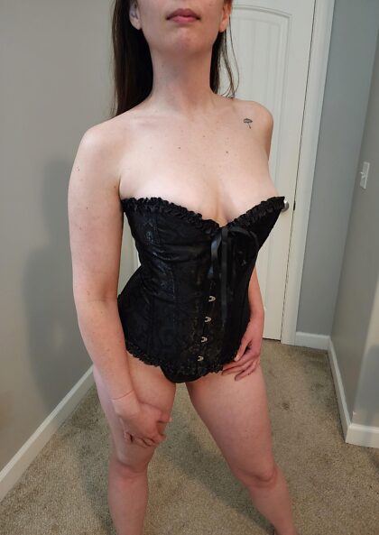 La prima volta che indosso un corsetto. Mi sento piuttosto sexy