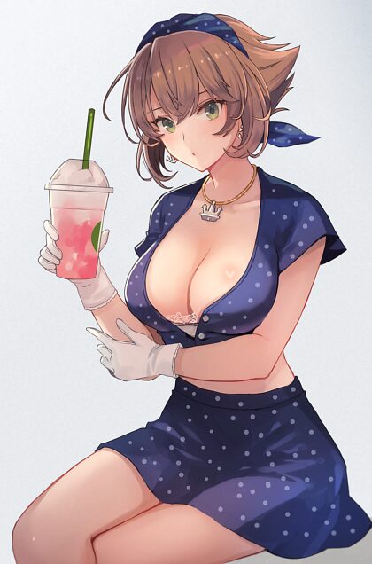 Mutsu relaxando com um Starbucks