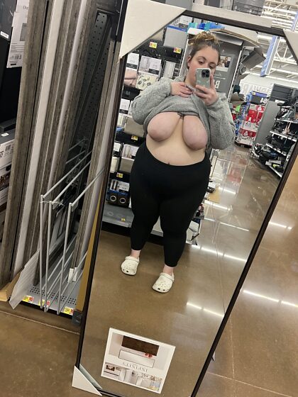 Estoy en Walmart, ¿quieres algo?