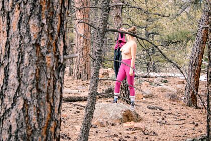 森の中で服を脱いでいる間、木は服を掛けるのに最適なハンガーになります