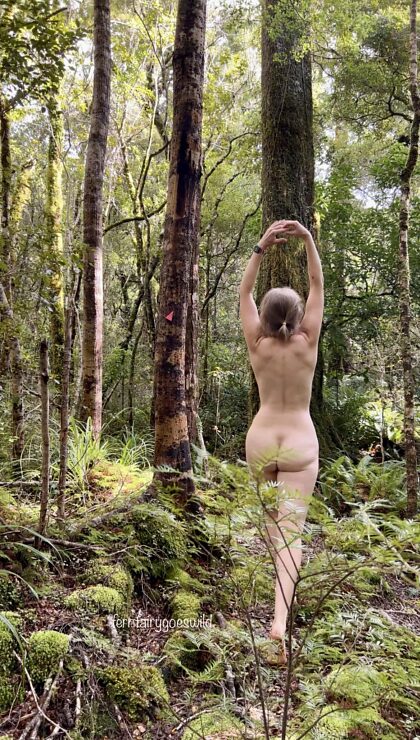 Madura nudista que se siente como en casa en el bosque